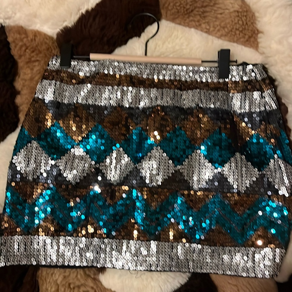 multiple sparkly, silver, golden, and dark green inside diamonds colors